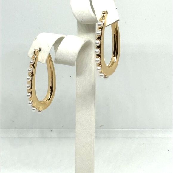 ISAAC MIZRAHI Gold Tone Pearl Oval Hoop Earrings 1.5 inch approx - Picture 5 of 7